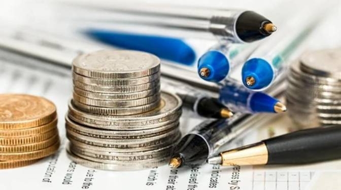 Lululemon(LULU.US)盘后大跌！关税压力下调降全年盈利指引 拟上调部分产品价格